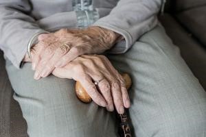 Chiedere l'assegno di cura anziani e disabili